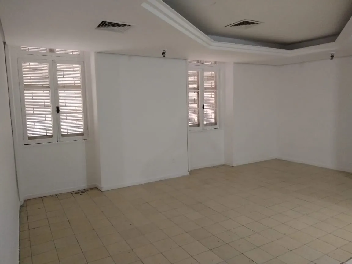 Imagem Prédio comercial bem localizado, composto por duas amplas lojas, cada uma com aproximadamente 200 m...