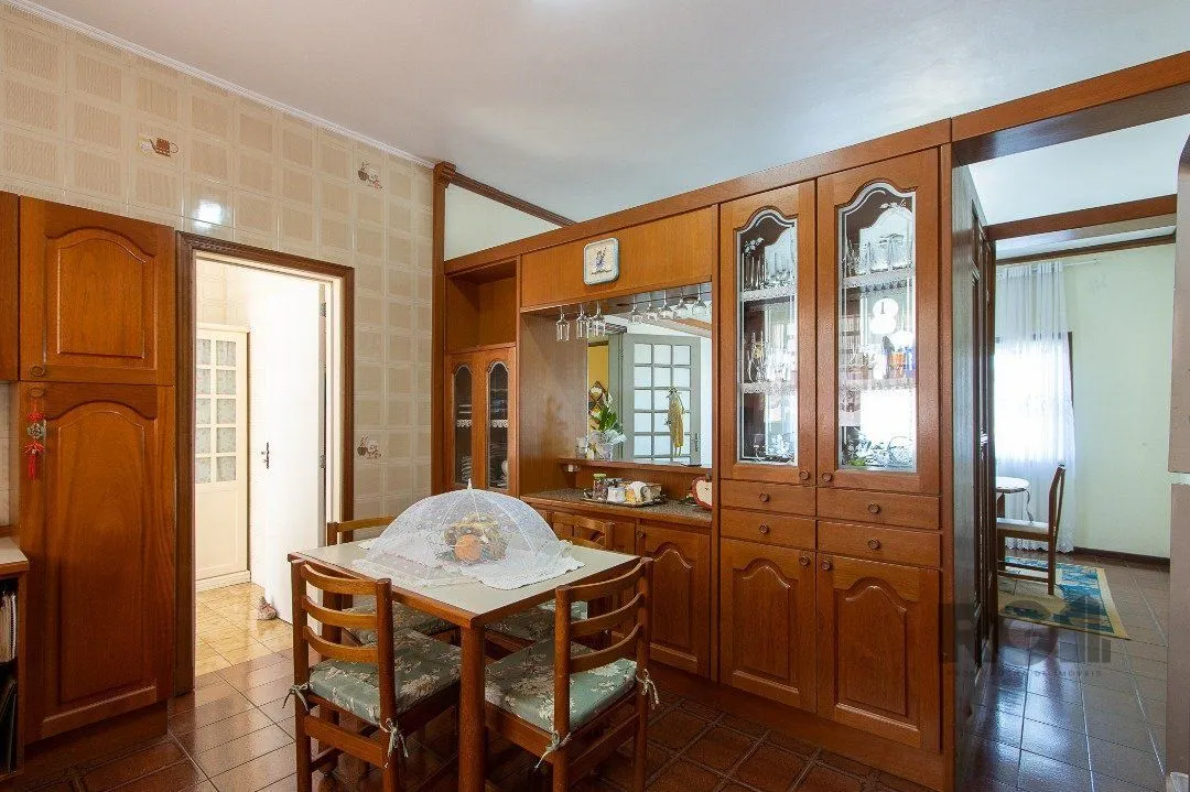 Imagem Casa com 4 quartos, suíte, churrasqueira, lareira, garagem coberta e lindo jardim.