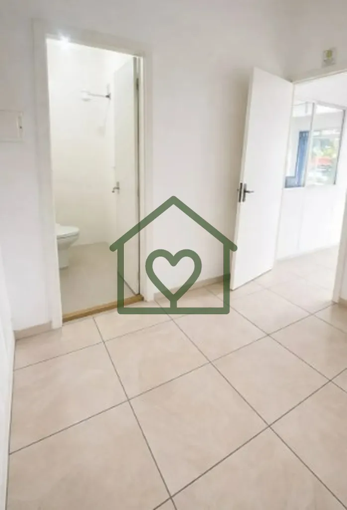 Imagem O imóvel conta com ambiente amplo e bem distribuído, permitindo fácil adaptação para moradia, c...