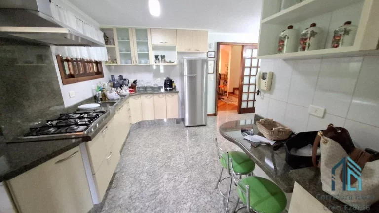 Imagem Casa com edícula, 04 quartos sendo 2 suítes, amplo terreno fundos, no Atuba em Curitiba PR