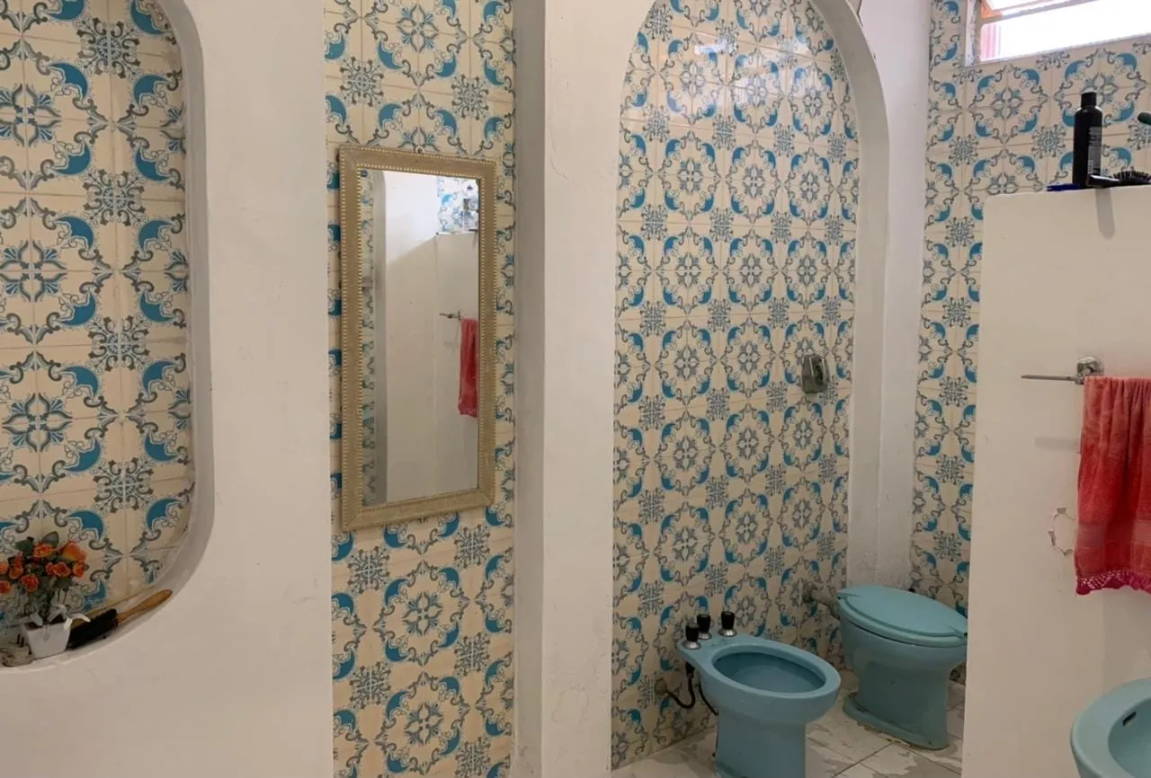 Imagem Comercial para Locação 6 Quartos, 3 Suites, 4 Vagas, 400M², Centro, Taubaté - SP