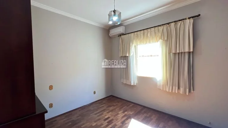 Imagem Casa à venda com 3 dormitórios no bairro Mercês, em Uberaba