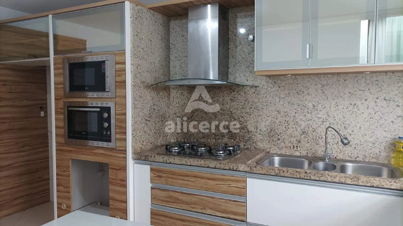 Foto do imóvel Casa para aluguel com 3 quartos, 1 suíte, sacada e garagem no Estreito. A uma quadra da Beira-Mar Continental.