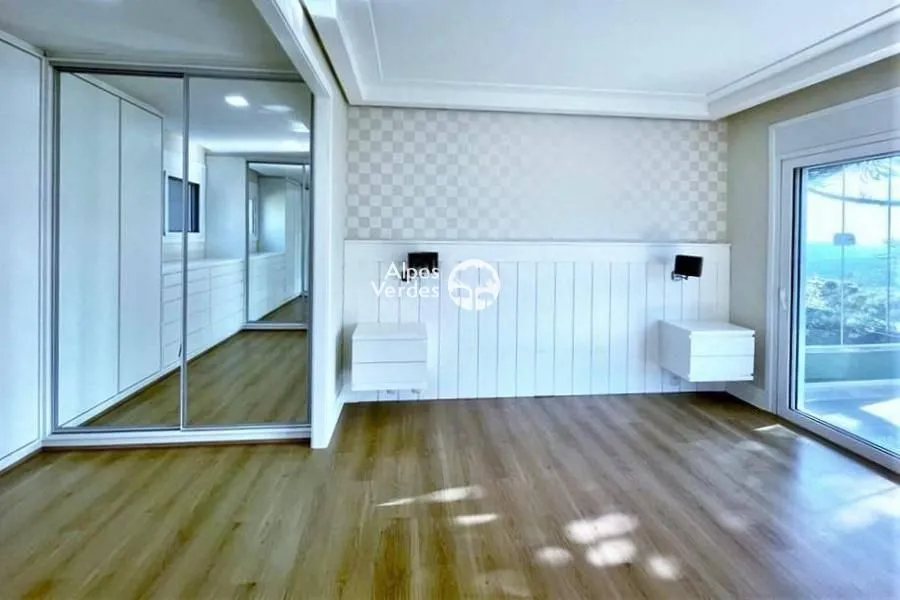Imagem Vende-se Casa em Condominio com 3 suites a 5 minutos da Rua Coberta