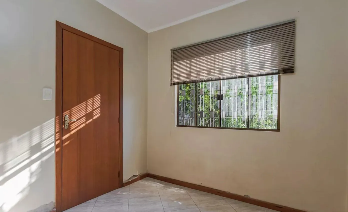 Imagem Casa no bairro Jardim Sabará de 4 dormitórios e 3 vagas DESOCUPADA
