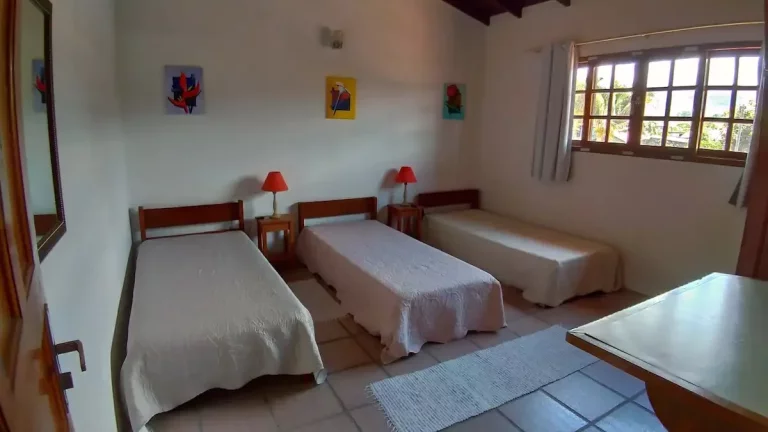 Imagem Casa espaçosa no centro de Garopaba-SC: 4 quartos, 3 salas e localização privilegiada!