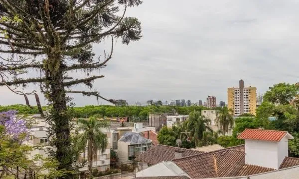 Imagem CASA DESOCUPADA E SEMI MOBILIADA, COM SUÍTE MASTER, SACADA, VISTA PANORÂMICA, EM AMPLO TERRENO NO SANTA TEREZA