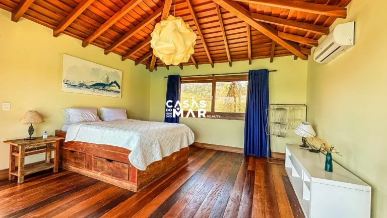 Imagem Casa Frente Mar de Luxo em Búzios-RJ: 5 Suítes, 3 Salas, 8 Banheiros, 3 Vagas, 400m².