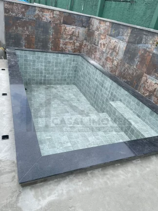 Imagem CASAL IMÓVEIS VENDE CASA TERREA MONTENEGRO BOULEVARD 3 SUÍTES + 6 VGS + PISCINA PRIVATIVA