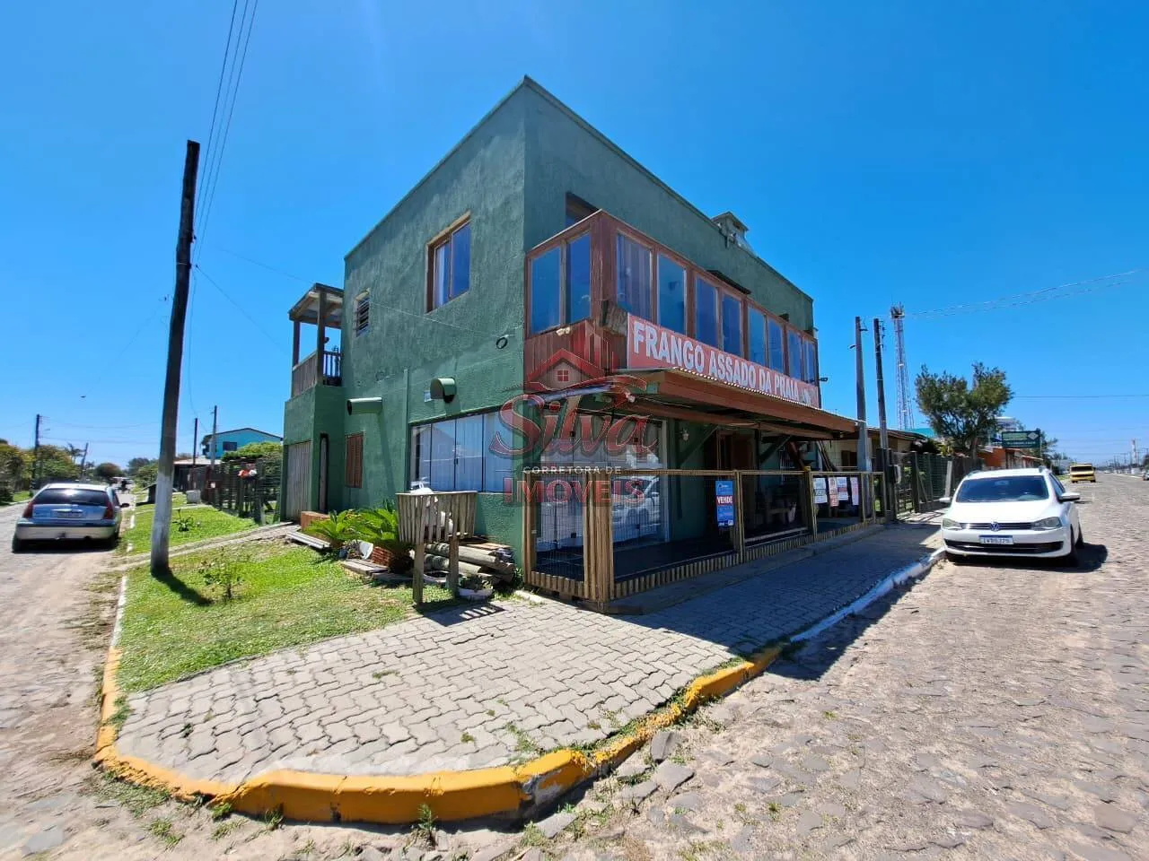 Imagem Prédio comercial de esquina com apartamento no Albatroz