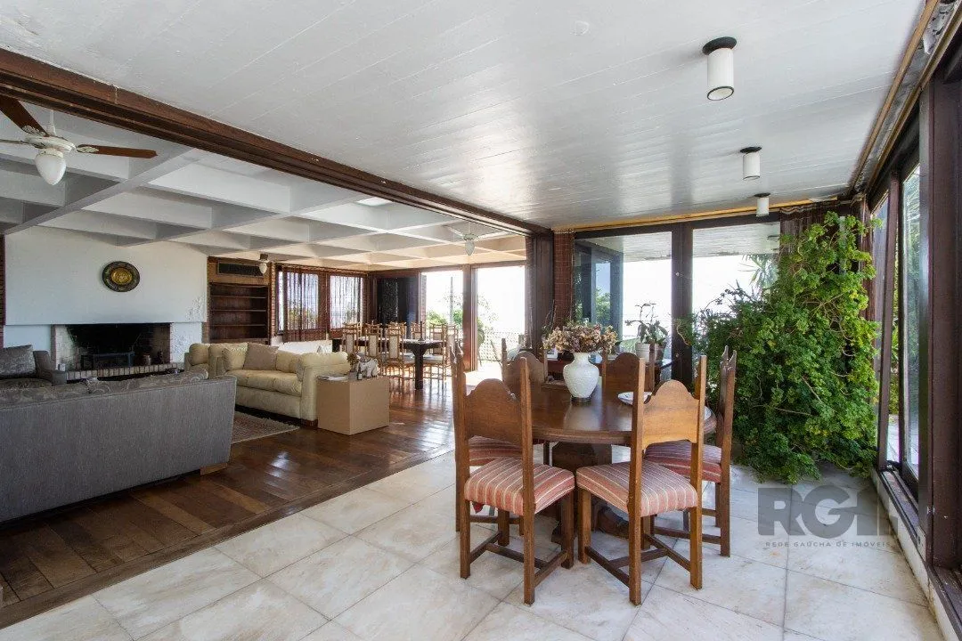 Imagem Casa com 724 m² privativos, 4 dormitórios sendo 4 suítes, 6 vagas sendo 3 cobertas
