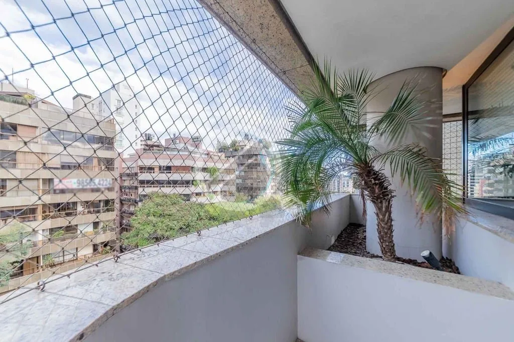 Imagem Apresentamos um sofisticado apartamento no bairro Petrópolis, com 266 m² de área privativa, ofere...
