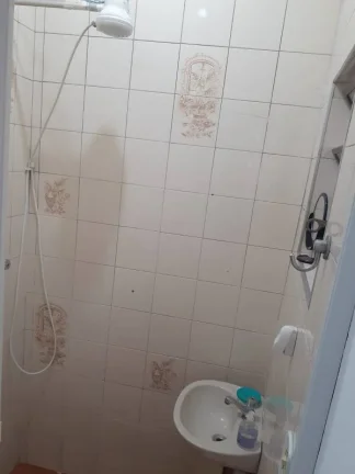 Imagem Casa térrea com 6 metros de frente por 30 metros da frente aos fundos, em lage e telhado, com piso ...