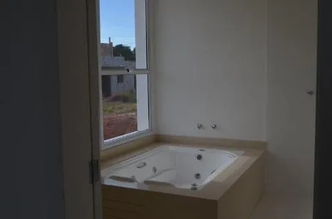 Imagem VENDA DE SOBRADO NO CONDOMÍNIO VERDES LAGOS, EM ARUJÁ/SP, com 453m², 05 suítes, piscina, churrasqueira, 03 salas e 04 vagas cobertas, CONSULTE-NOS.