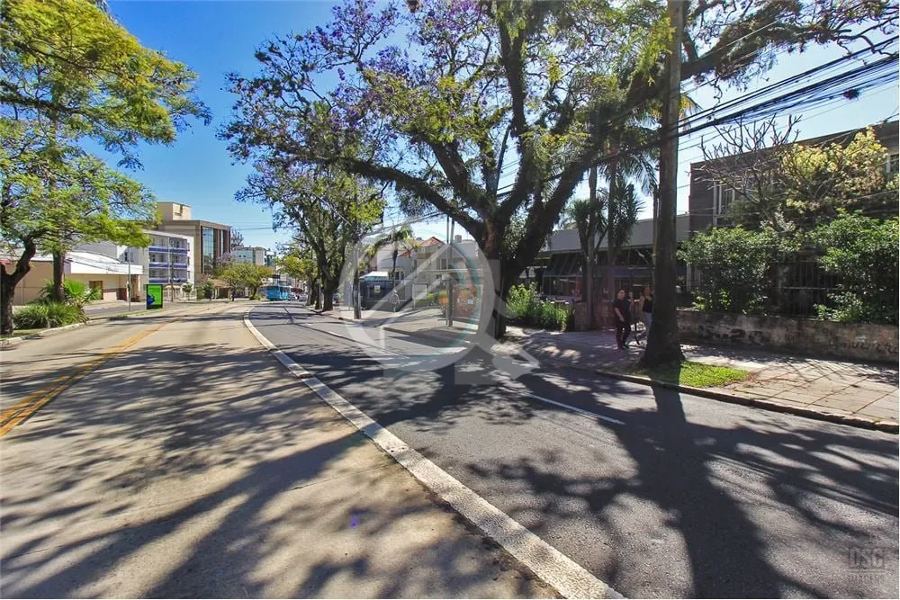 Imagem Sobrado com 262m² em terreno 8,60m x 24,00m na Av Protásio Alves, nas proximidades da Av. Monteneg...