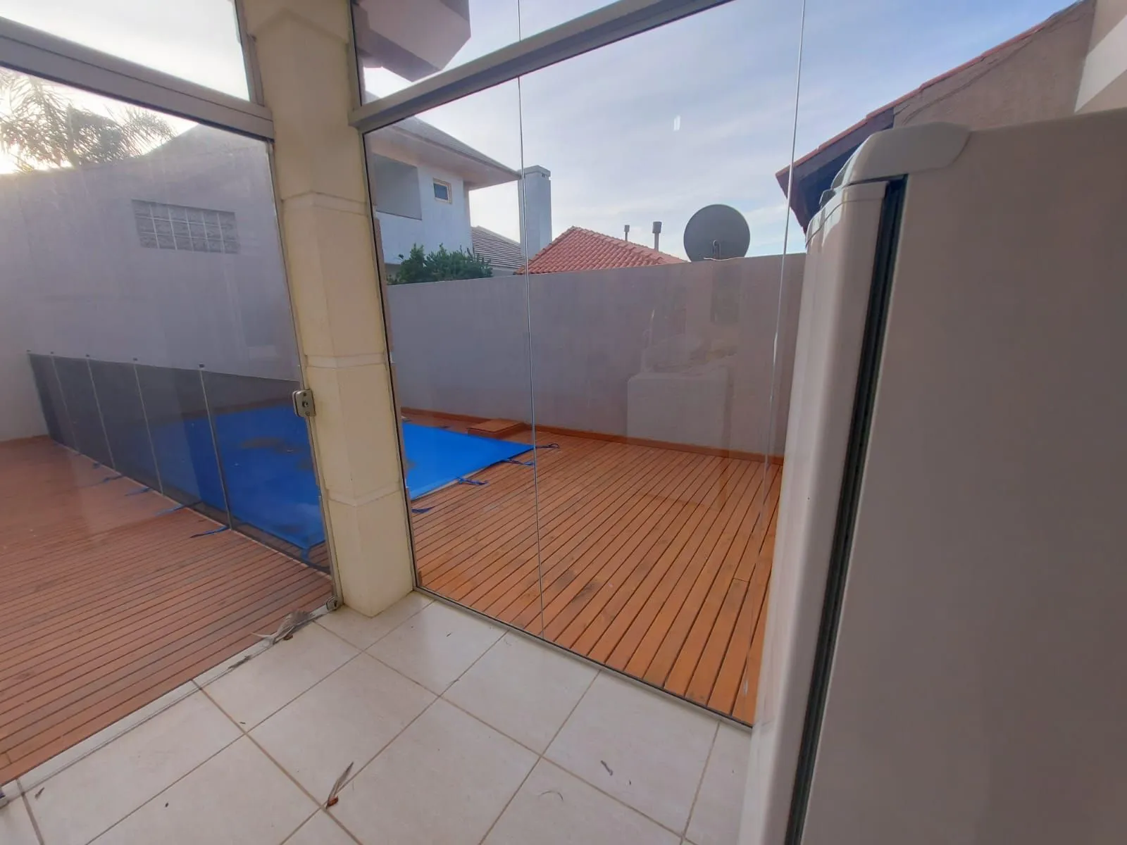 Imagem Ótimo sobrado semi mobiliado, 4 dormitórios sendo uma suíte, com piscina, em frente ao mar em Nova Tramandaí