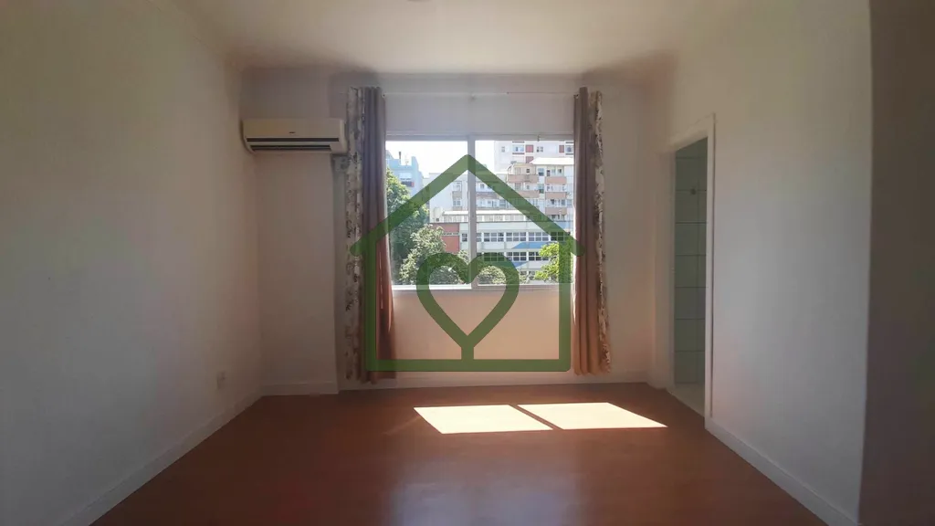 Imagem Apartamento de um dormitório à venda ou para alugar em Porto Alegre, com cozinha americana equipad...