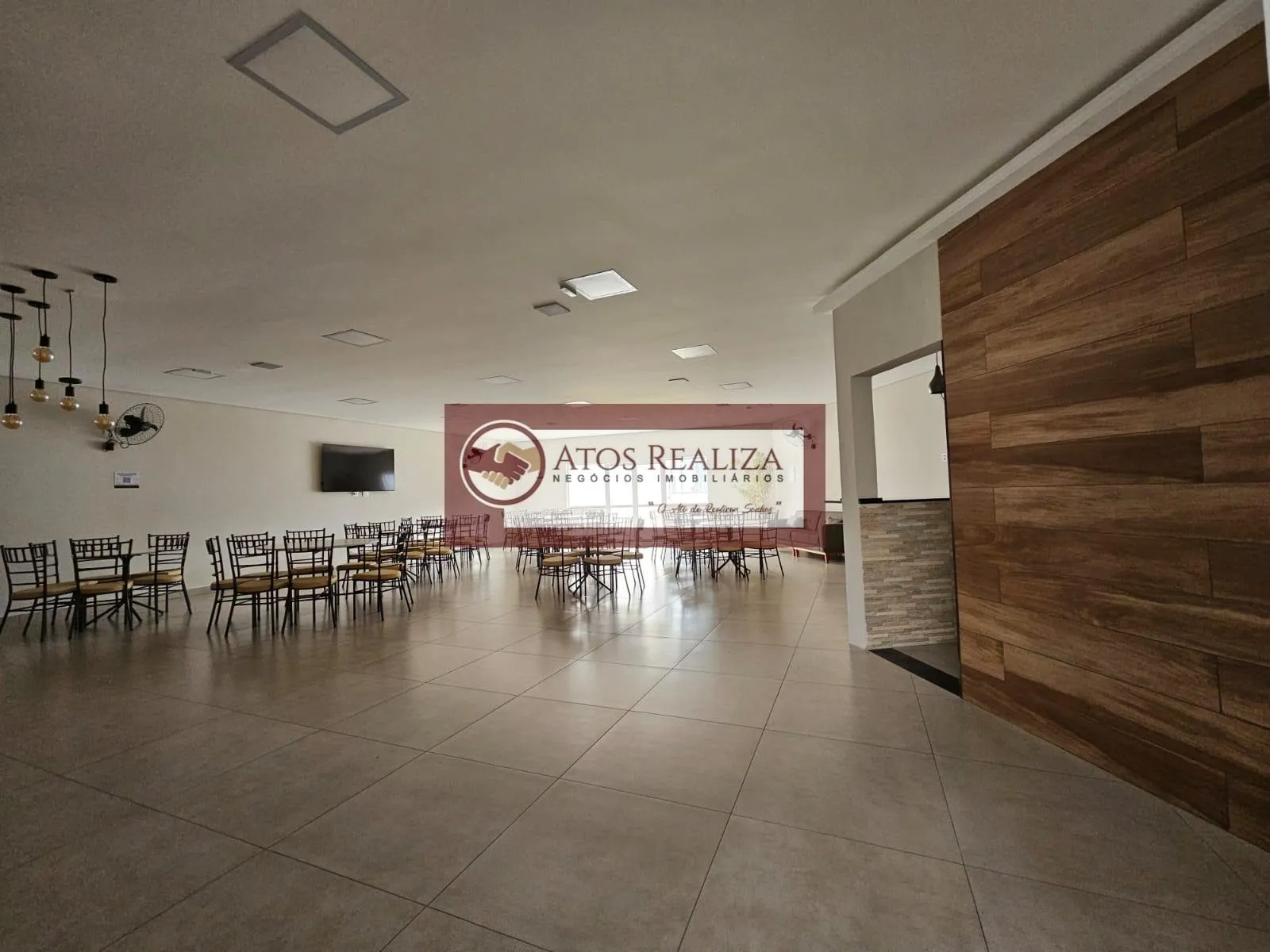 Imagem Casa à venda em condomínio fechado na região de Campo Grande, São Paulo | 2 dorms, 2 vagas paralelas, corredor lateral.