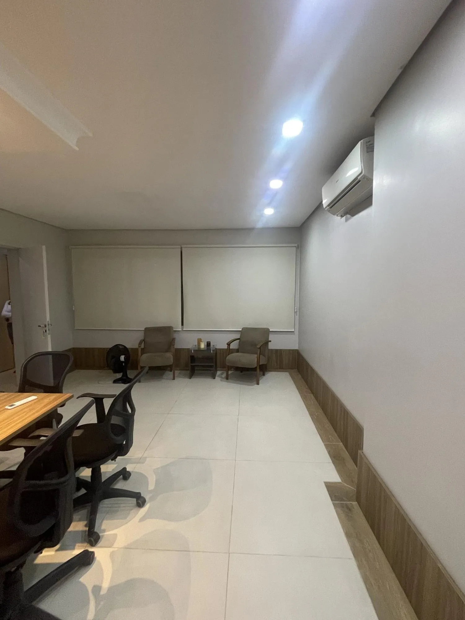 Imagem Ampla sala comercial com vaga de garagem escriturada