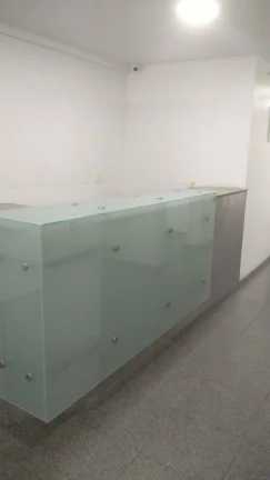 Imagem Sala novinha com vaga de garagem livre e coberta.