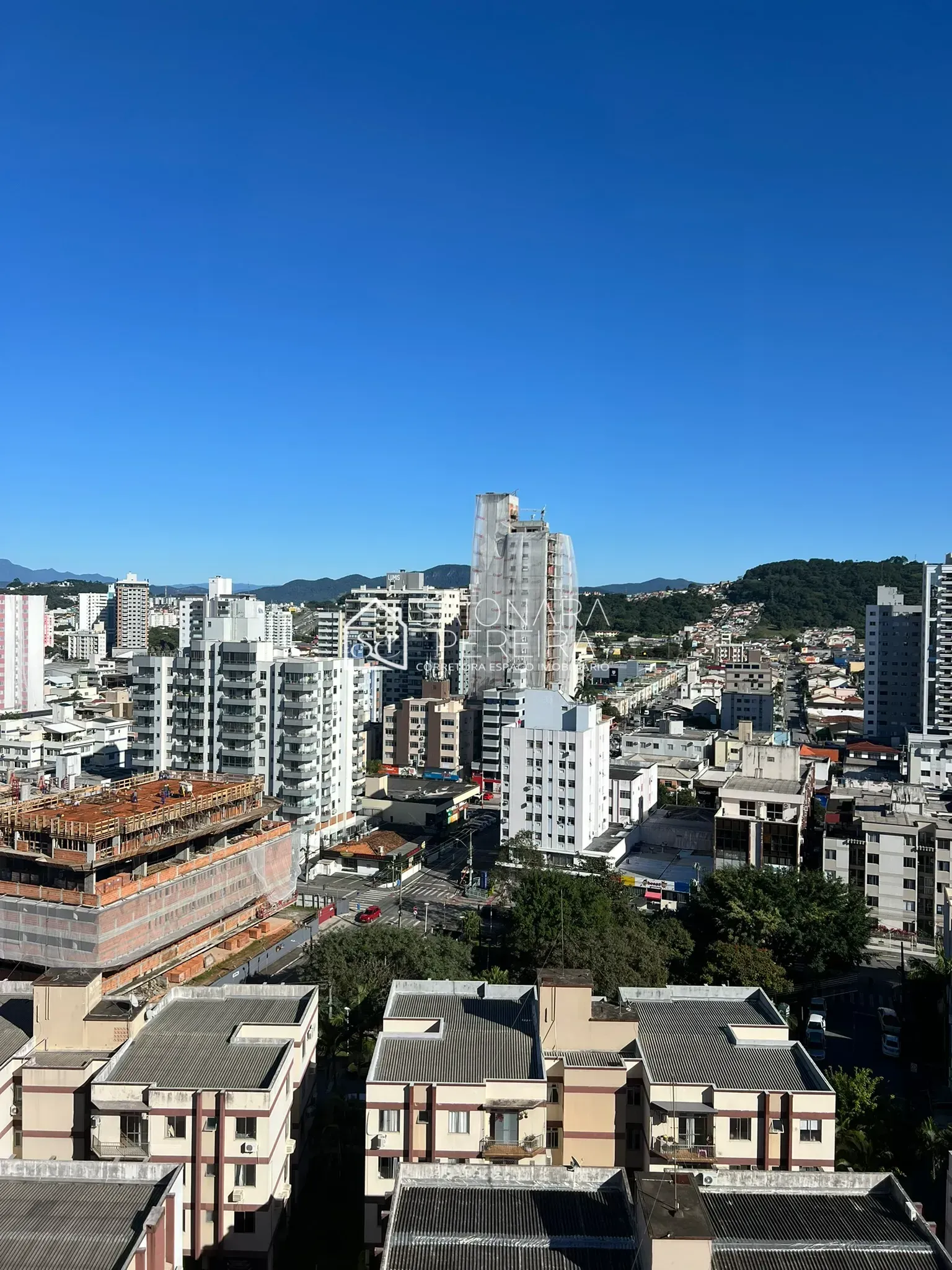 Imagem Apartamento com 2 dormitórios e suíte à venda no bairro Campinas, São José - SC