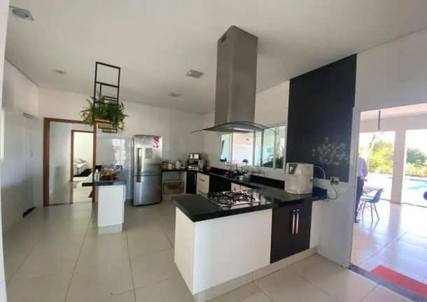 Imagem Casa Térrea de 3 Dormitórios e Piscina - 430m² por R$ 8.500 no Vale do Lago