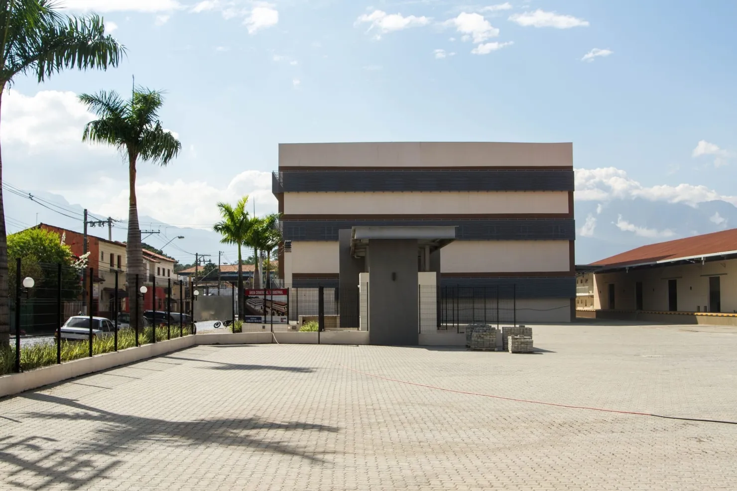 Imagem Excelente Imóvel Comercial em Cruzeiro com Galpões a Partir de 600m², Escritórios e Estacionamento para 270 Vagas, Ideal para Indústria, Comércio ou E