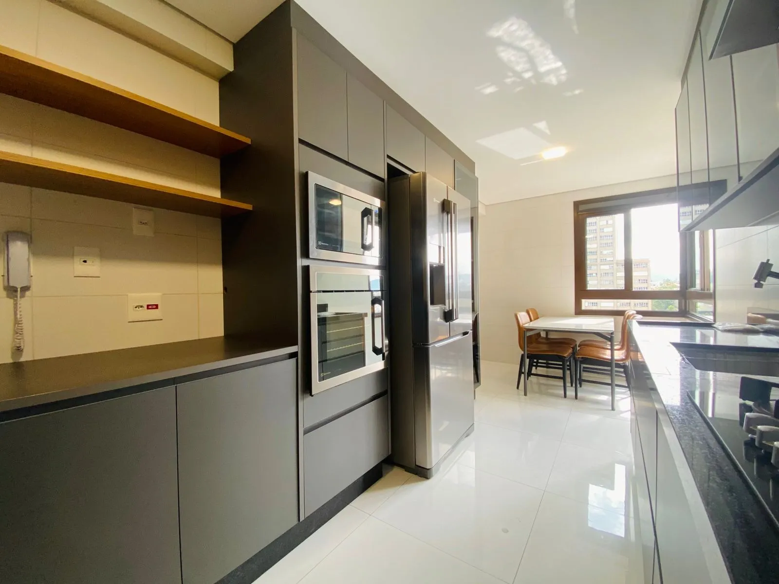 Imagem Apartamento para locação em São Paulo-SP, Green Valley Alphaville: 3 suítes, 2 salas, 4 banheiros, 4 vagas, 228m². Aproveite!