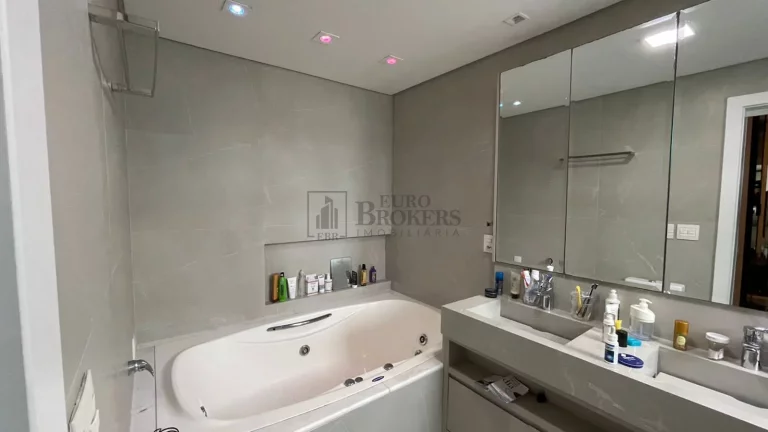 Imagem Apartamento diferenciado com 4 suítes, piscina e quadra esportiva no Av. Brasil