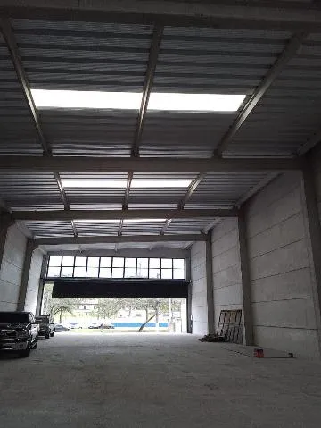 Imagem LOCAÇÃO DE GALPÃO COMERCIAL NO CENTRO DE ARUJÁ/SP, 700m² com mezanino, 5 banheiros sendo 1 acessível, 5 vagas e energia trifásica. CONSULTE-NOS.