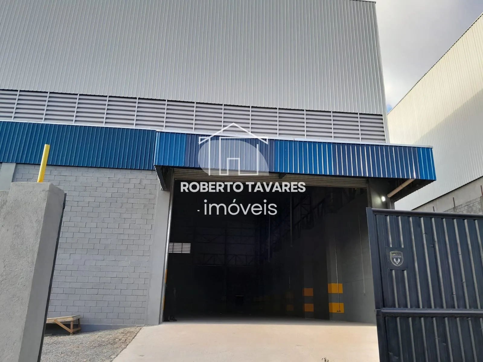 Imagem Galpão para Locação - 4 Docas - 1 Rampa - 15 Vagas de garagens - Junto a Rod. Régis Bittencourt (BR116).