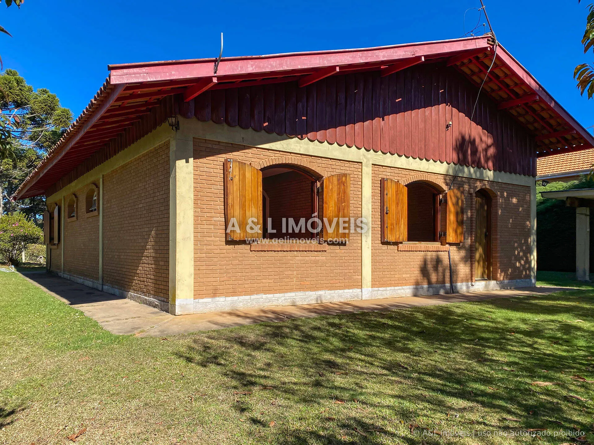 Imagem Casa à venda em Campos do Jordão - Em estilo rústico de tijolinho avista