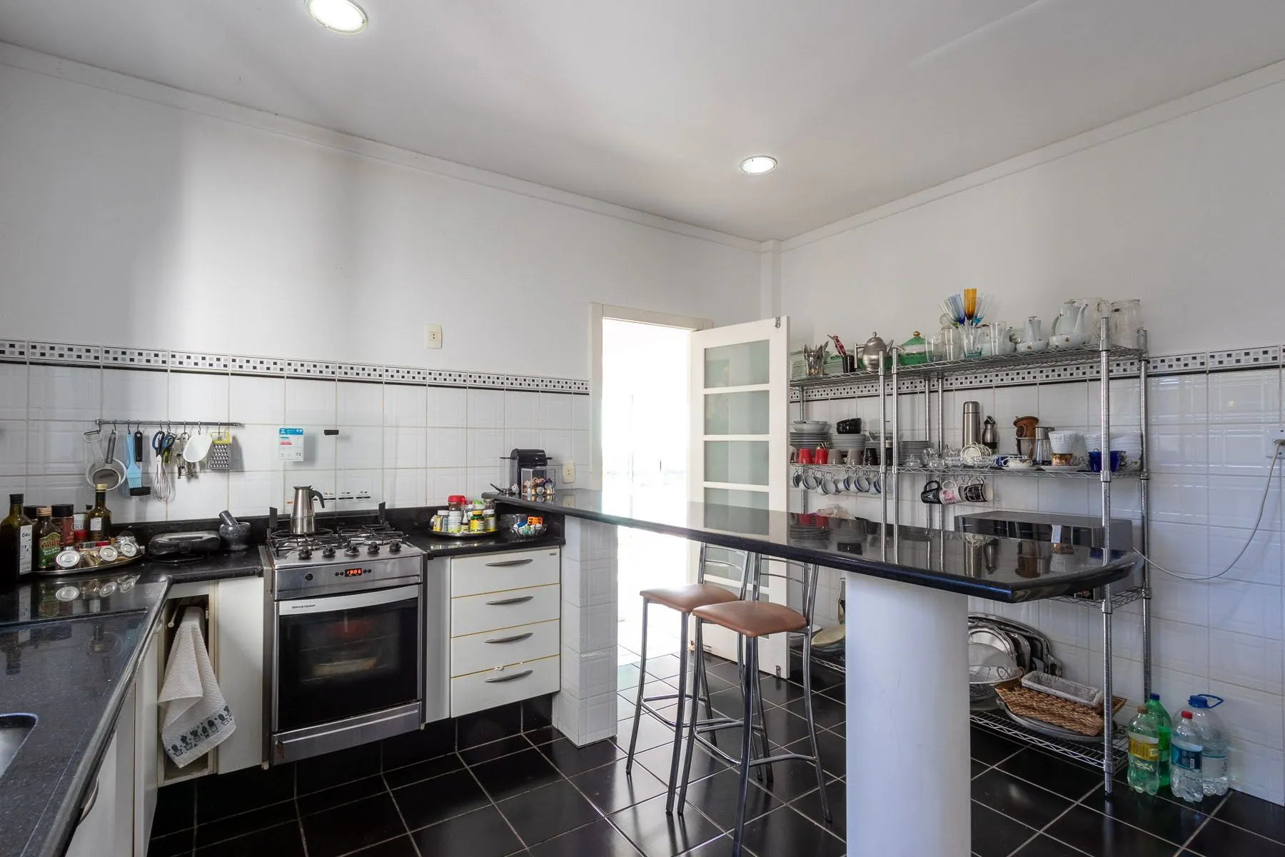Imagem Casa para Venda - 470m², 3 dormitórios, sendo 1 suites, 6 vagas - Nonoai