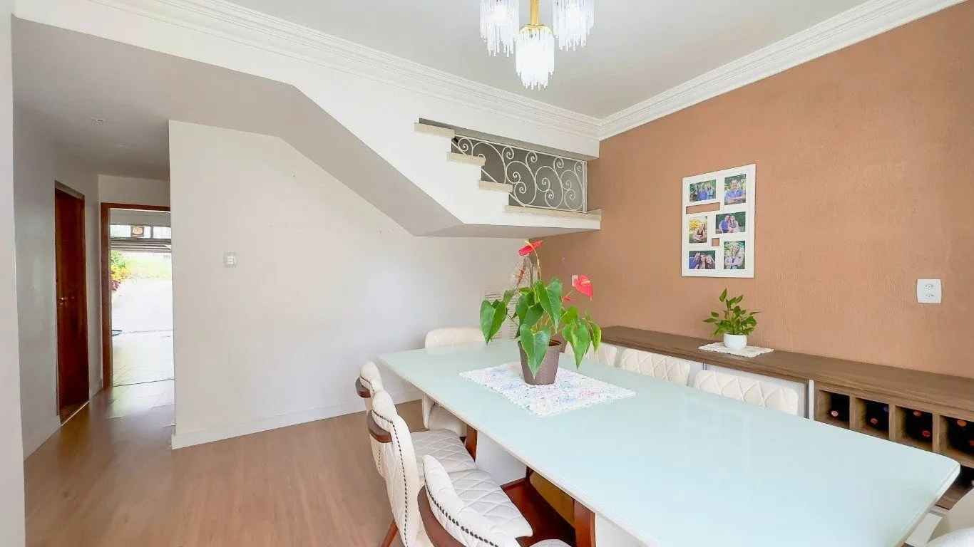 Imagem Casa de 3 dormitórios à venda no Bairro Azenha, Porto Alegre.