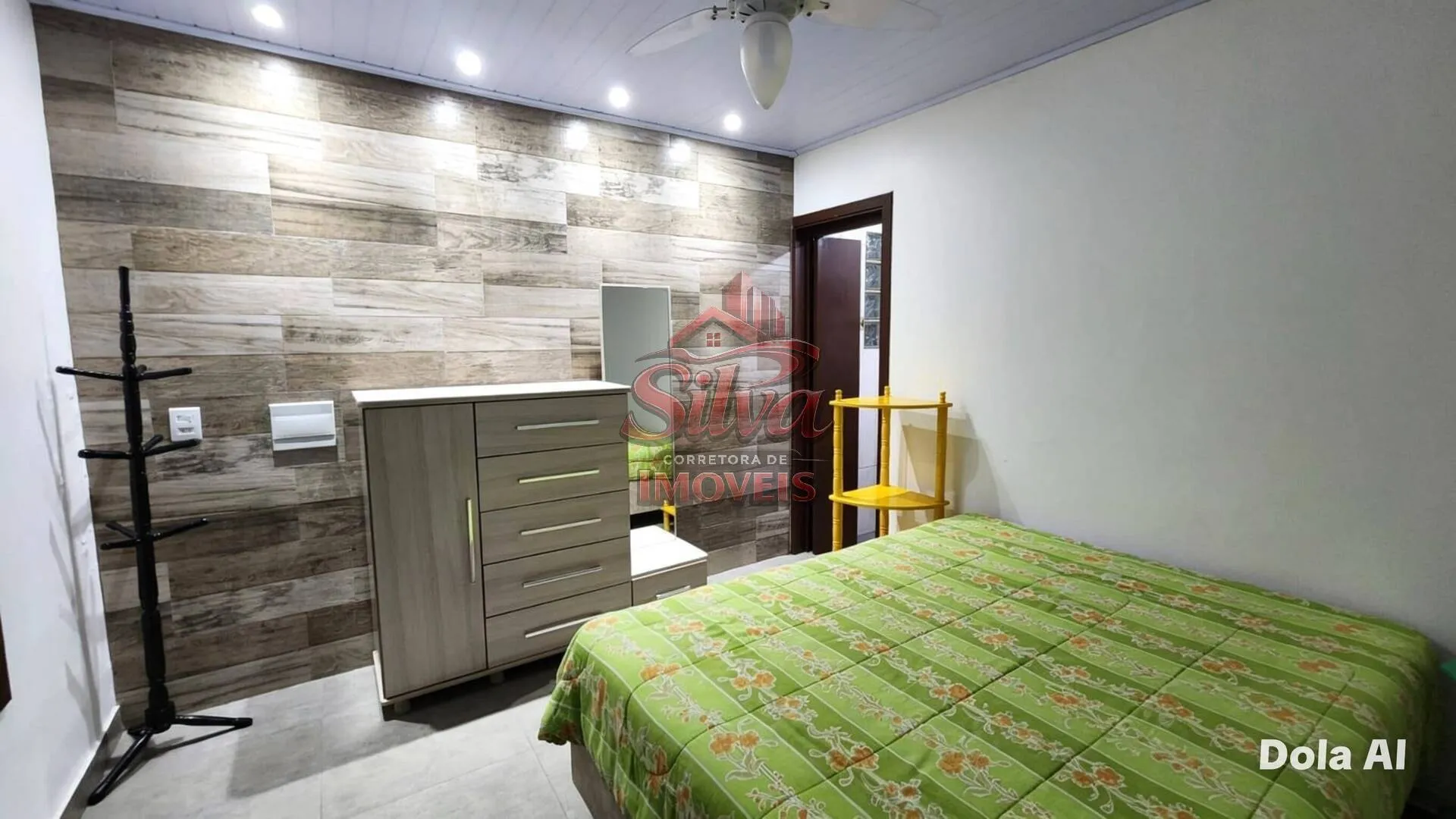 Imagem C756 |Casa com 4 Dormitórios e Piscina a 250 Metros do Mar