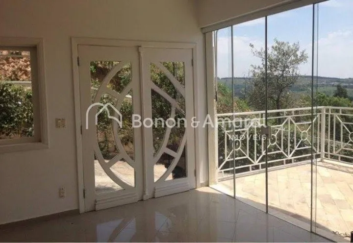 Imagem Linda casa de condomínio em Sousas, com 350m², 4 quartos e 3 suítes.