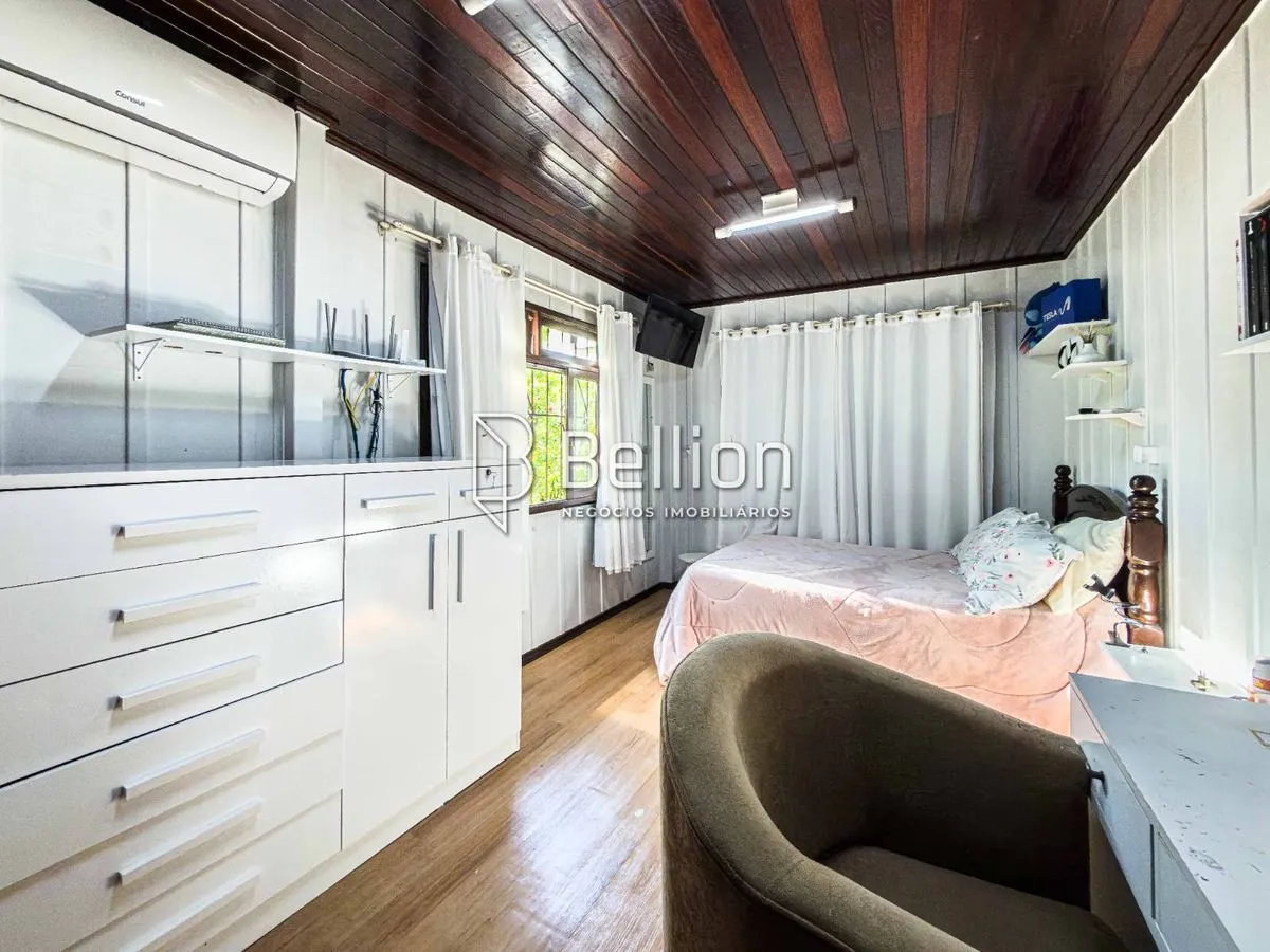 Imagem Com duas casas e 2.500m de terreno, medindo 50x50m, essa propriedade é a escolha certa para quem valoriza espaço e quer um imóvel que proporcione várias possibilidades.