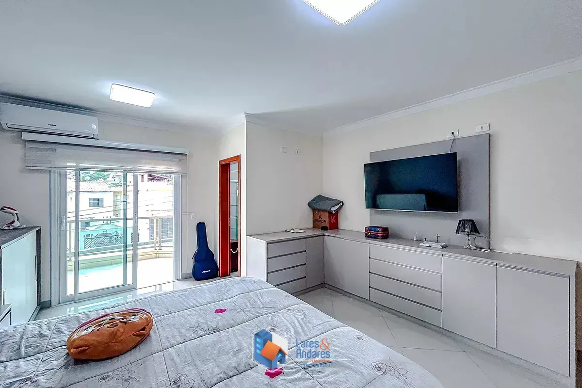 Imagem Casa para venda em Penha de França com 4 quartos, sendo 4 suítes, 212m²