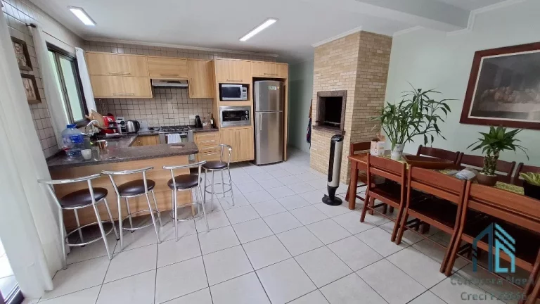 Imagem Casa com edícula, 04 quartos sendo 2 suítes, amplo terreno fundos, no Atuba em Curitiba PR