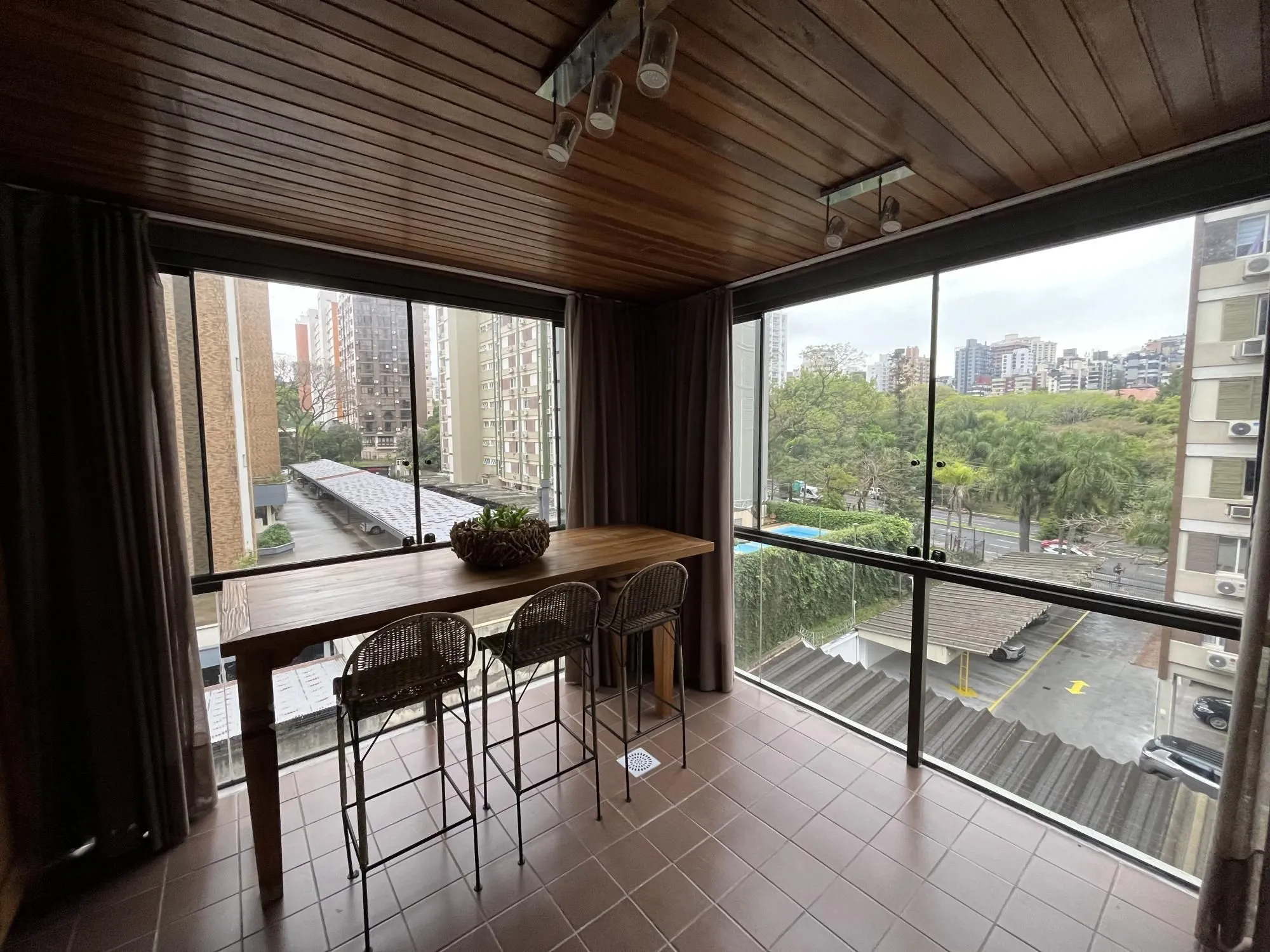Imagem Apartamento de 2 quartos, suíte, churrasqueira, lareira e garagem Bela Vista POA