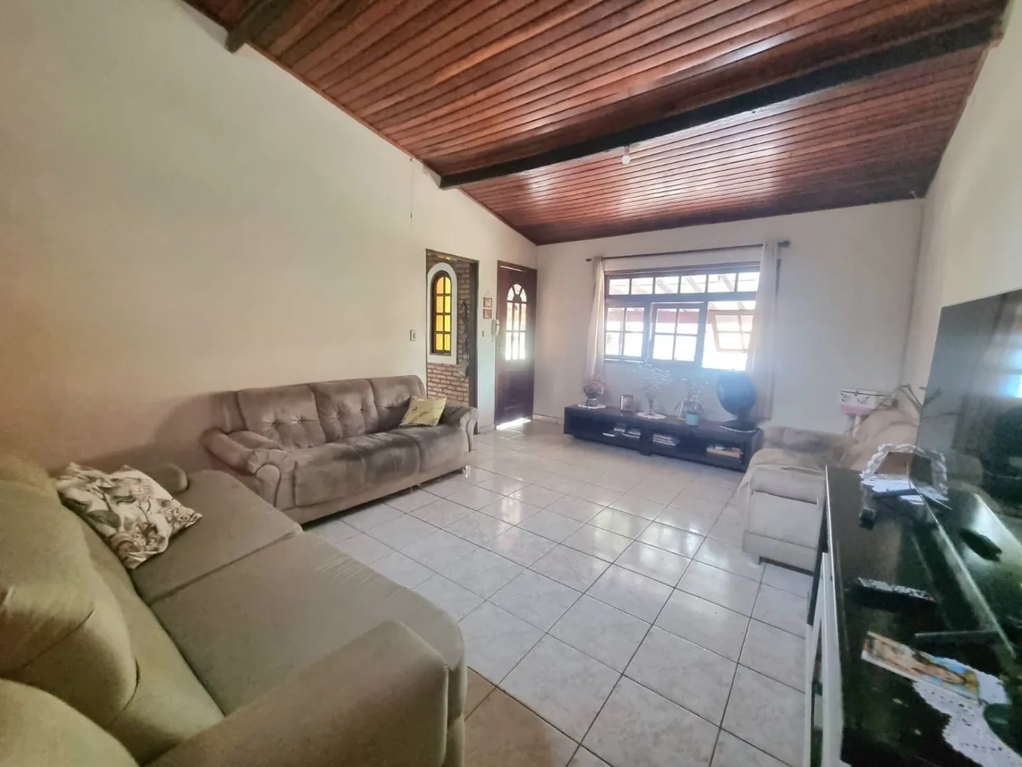 Imagem Linda Casa Térrea com Salão Comercial em Excelente Localização: 3 Dormitórios, Quintal Amplo e Tranquilidade Garantida a 5 Minutos do Centro da Cidade