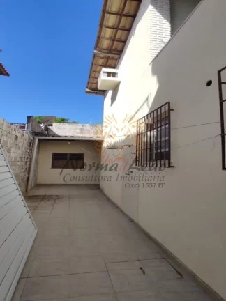 Imagem Casa à Venda na Atalaia: 4 Quartos, 3 Suítes, 2 Salas, 6 Banheiros, 3 Vagas de Garagem. Próximo a Orla da Atalaia.