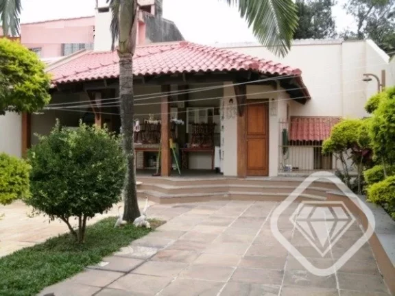 Imagem Casa individual com 4 dormitórios, sendo 1 suíte, e 3 vagas de garagem, no bairro Tristeza.

A Bri...