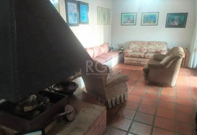 Imagem Casa com 03 dormitórios, churrasqueira, pátio com piscina e 5 vagas de garagem no bairro Menino Deus