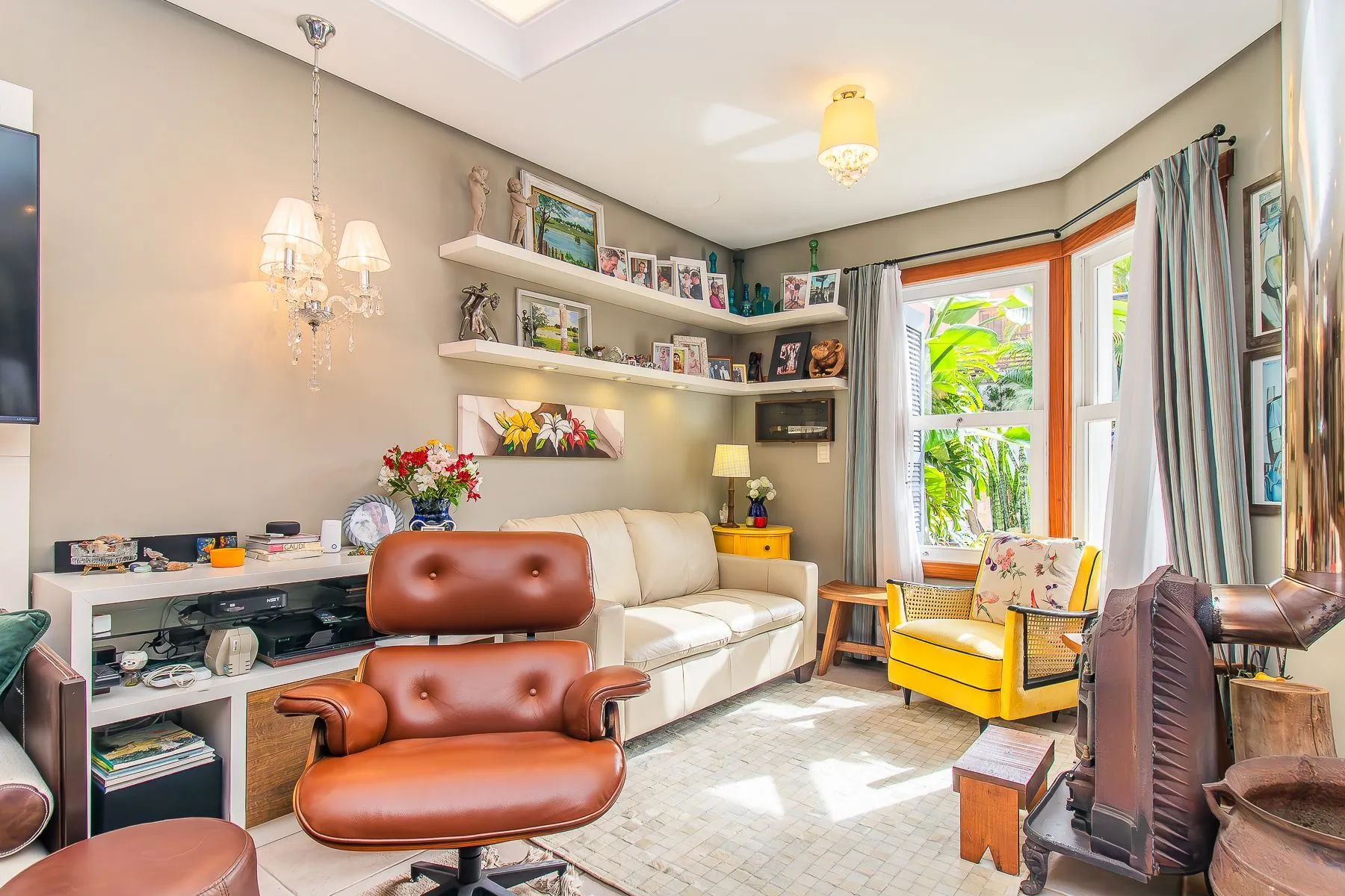 Imagem CASA DE 4 DORMITÓRIOS EM CONDOMÍNIO - 320 m² - 4 VAGAS DE GARAGEM