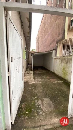 Imagem No bairro Rio Branco, casa em terreno de 165 m².