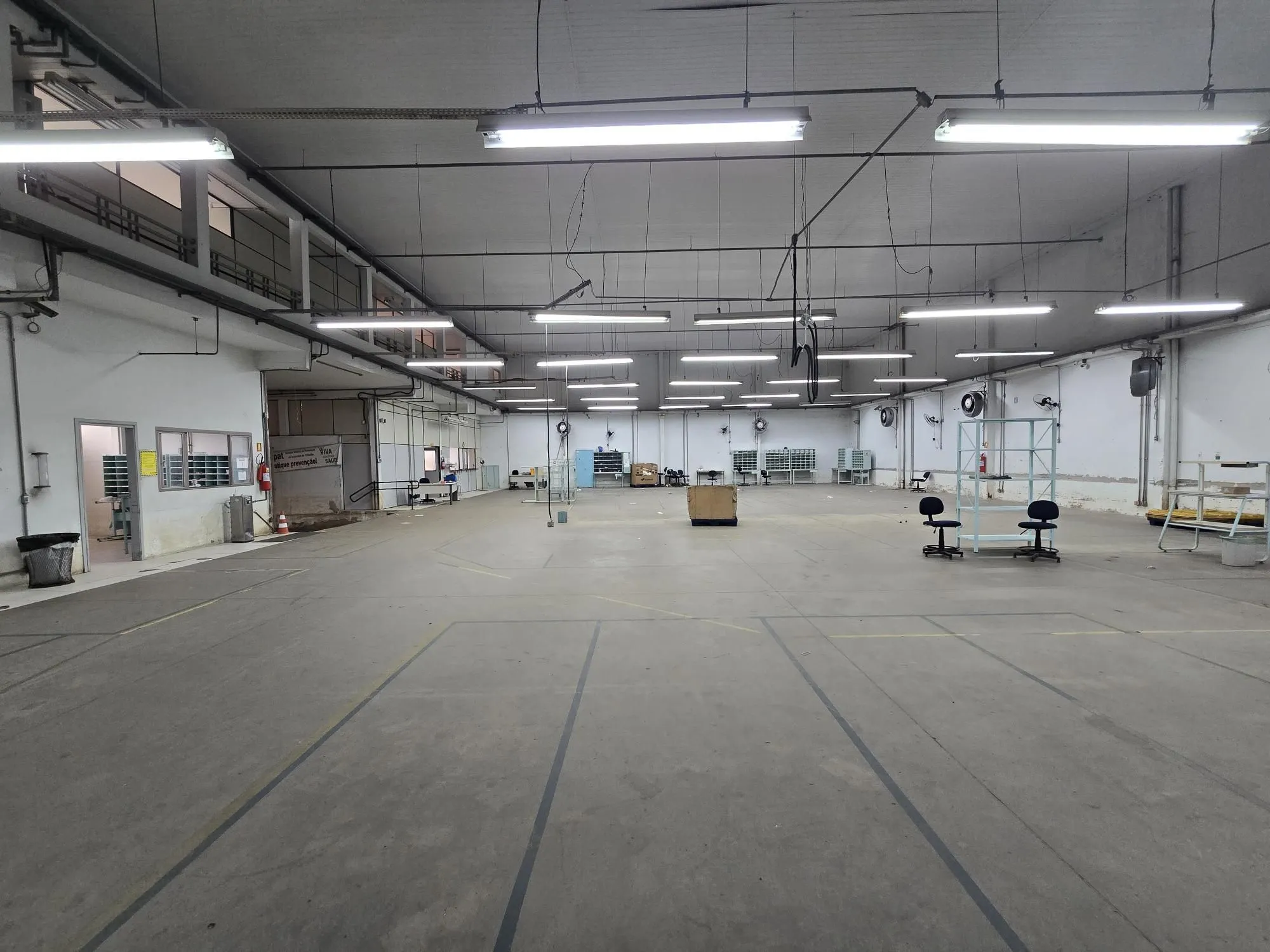 Imagem Galpão Logístico 2.000 m² com Doca e Pé-Direito Alto - Localização Estratégica