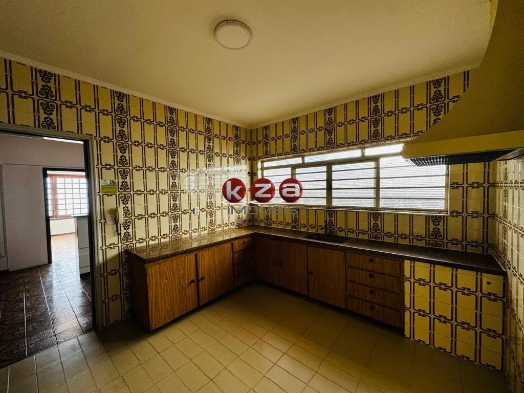 Imagem Imperdível oportunidade: Casa comercial de 3 quartos, 1 suíte, 3 salas, 3 banheiros e 2 vagas em Vinhedo-SP, Centro.