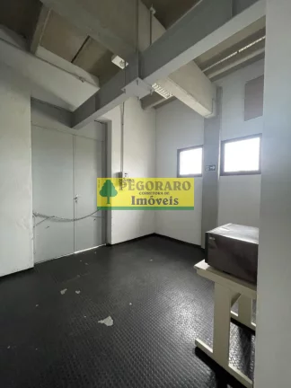 Imagem Galpão Comercial para Locação no Indaiá em Caraguatatuba-SP: 4 Salas, 4 Banheiros, 30 Vagas de Garagem, 875m² de Área.