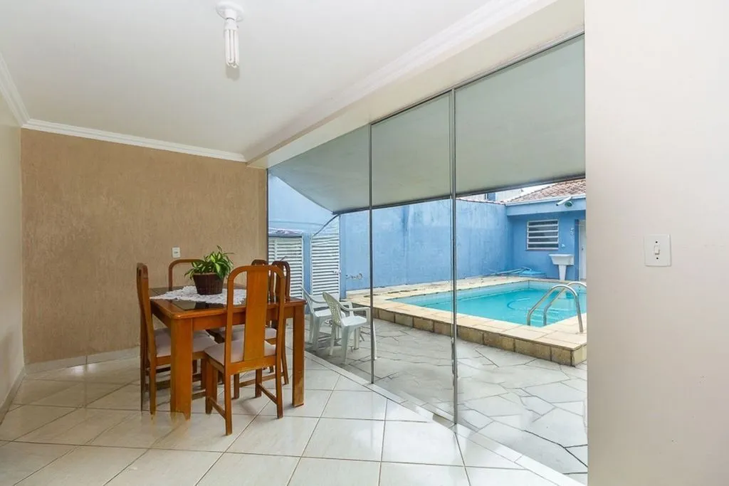 Imagem Casa de 4 dormitórios à venda no Bairro Ipanema - Porto Alegre
